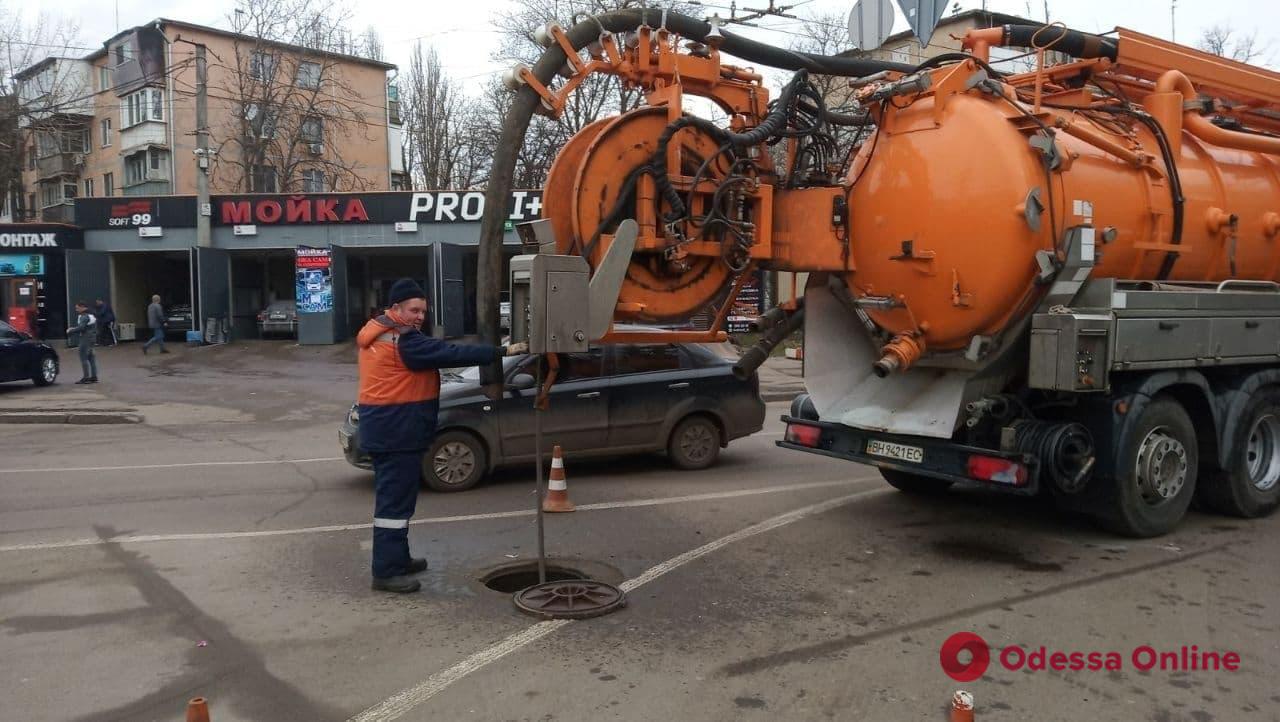В Одессе продолжается ремонт дорог и чистка дождеприемников (адреса)