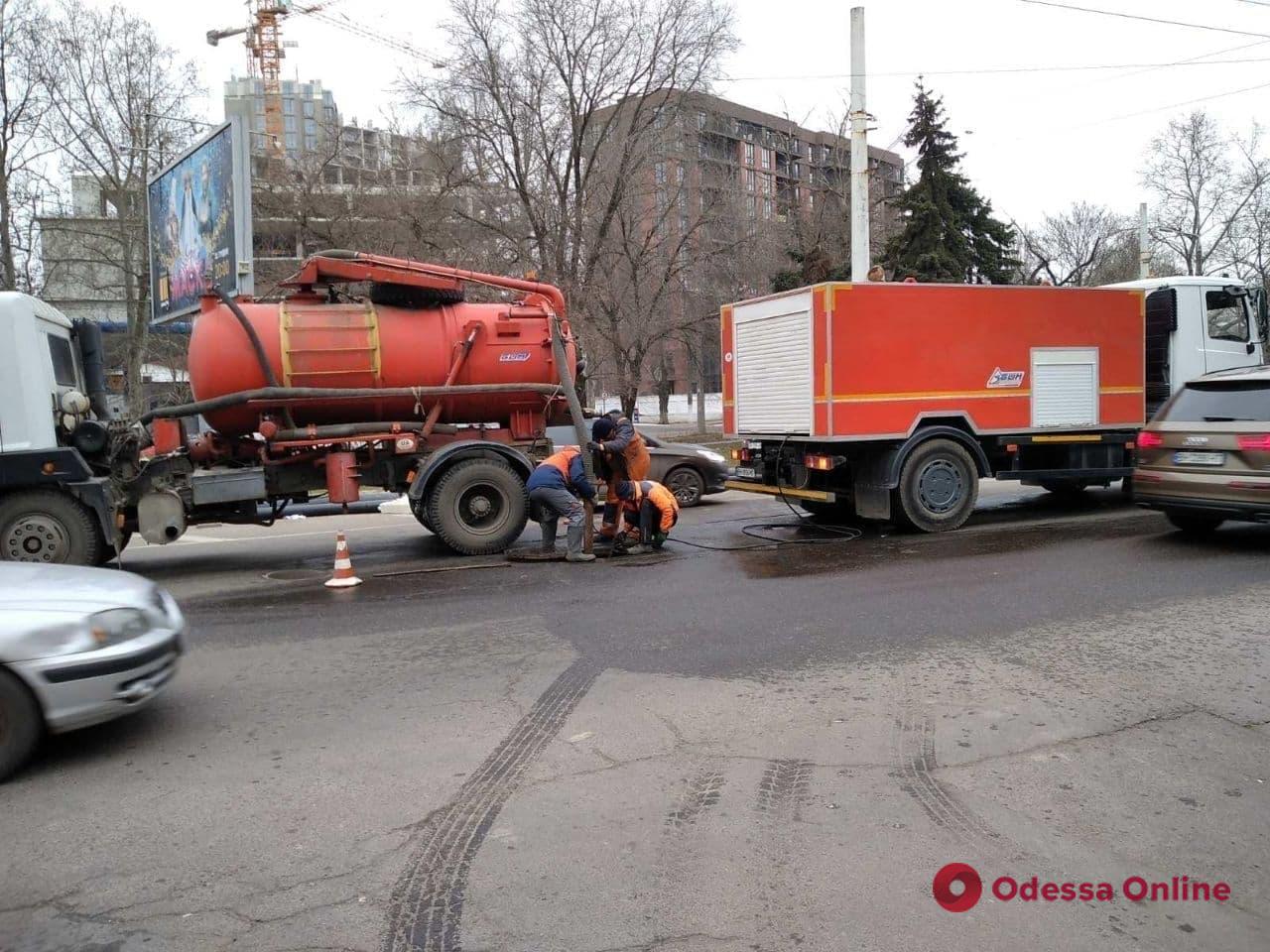 В Одессе продолжается ремонт дорог и чистка дождеприемников (адреса)