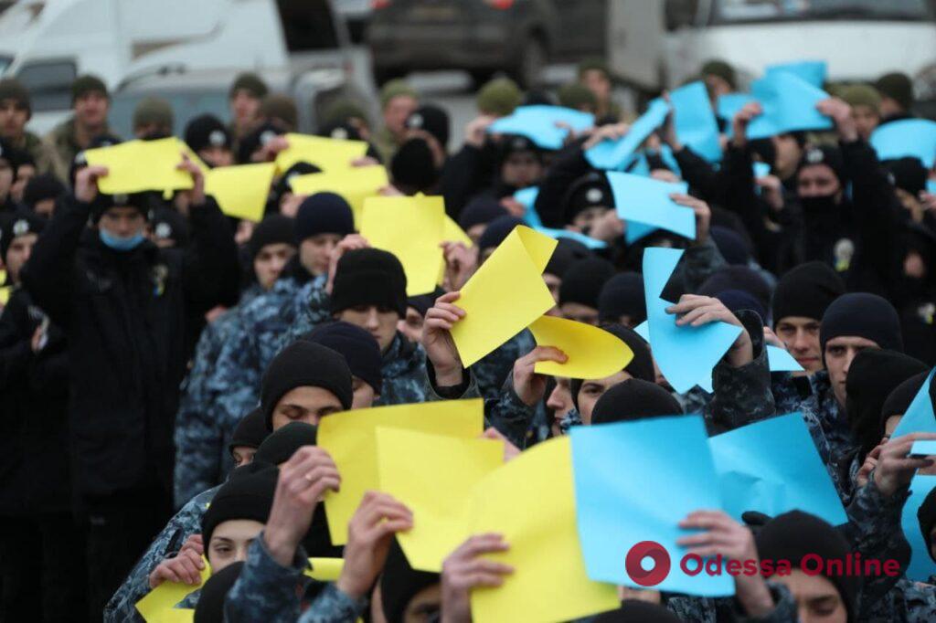 День государственного герба Украины: одесские курсанты выстроились в фигуру тризуба возле Дюка
