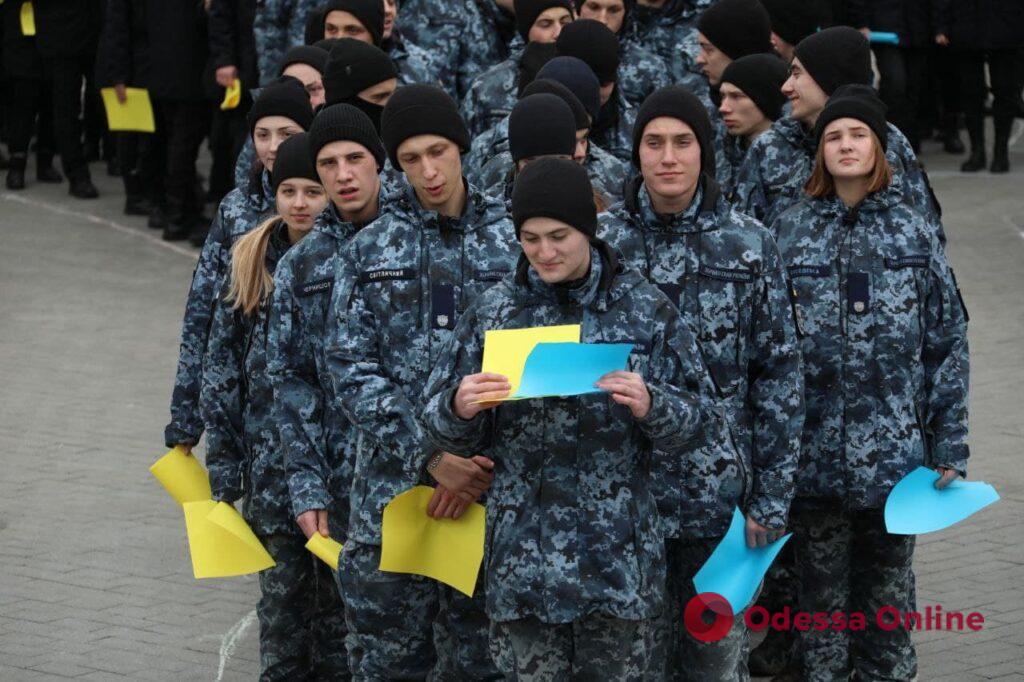 День государственного герба Украины: одесские курсанты выстроились в фигуру тризуба возле Дюка