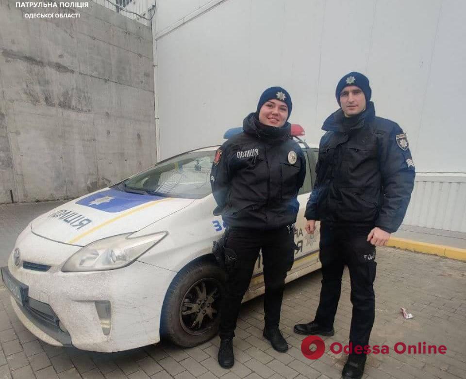 Одесские патрульные полицейские сопроводили в больницу автомобиль с женщиной с сердечным приступом