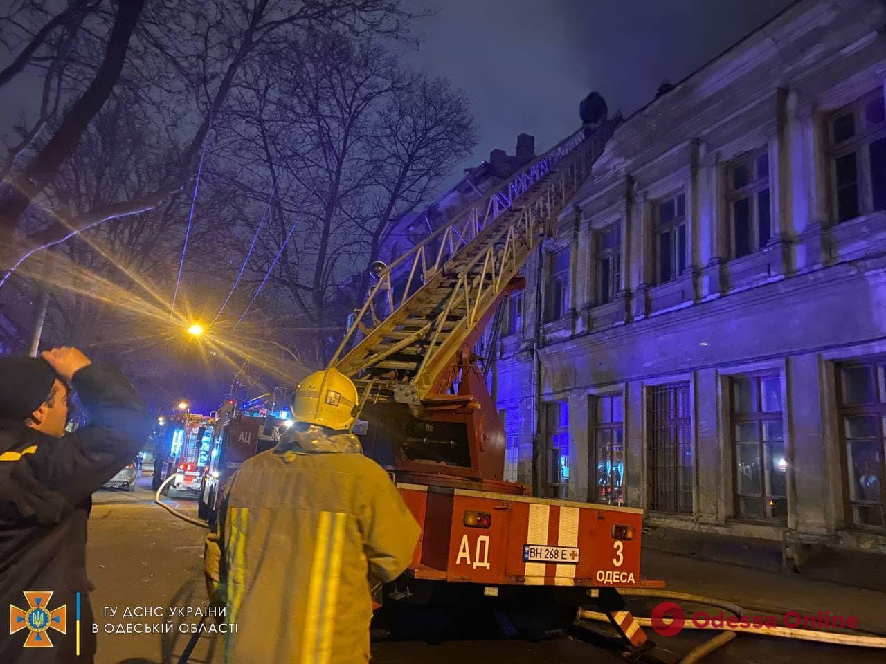 В Одессе горит крыша бывшего здания колледжа на Успенской (обновлено)