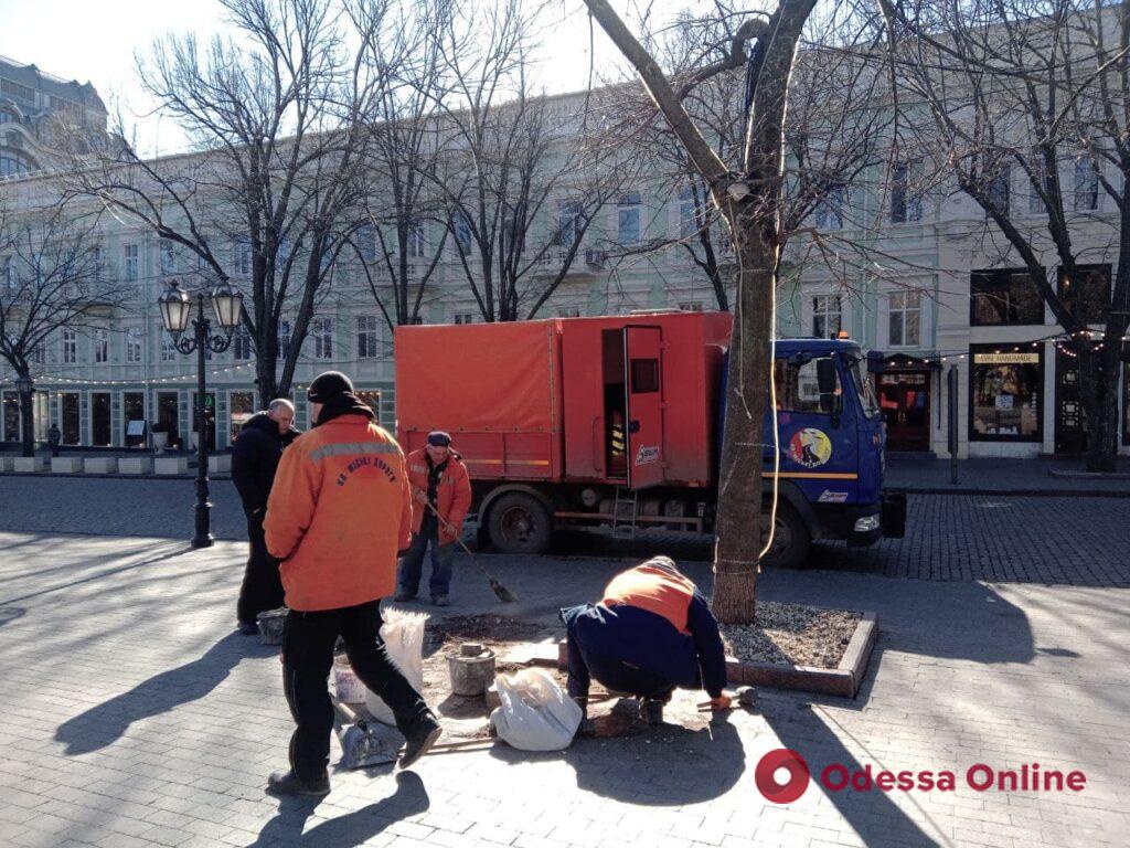 На Дерибасовской убирают новогоднюю иллюминацию