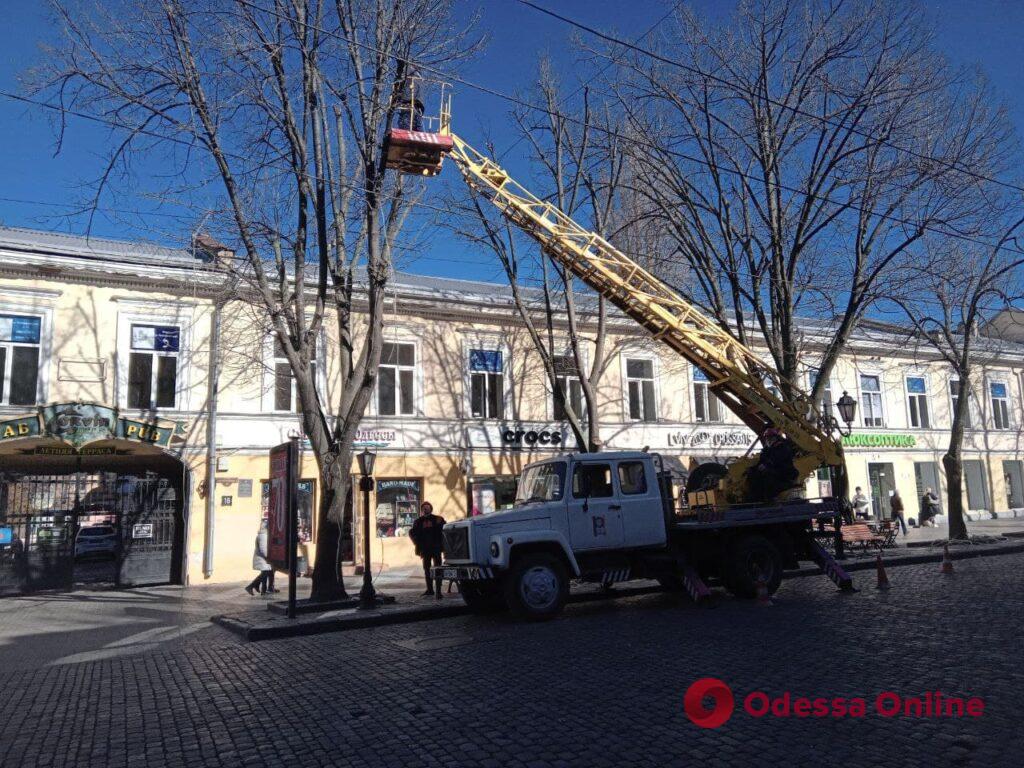 На Дерибасовской убирают новогоднюю иллюминацию