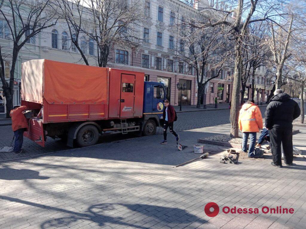 На Дерибасовской убирают новогоднюю иллюминацию