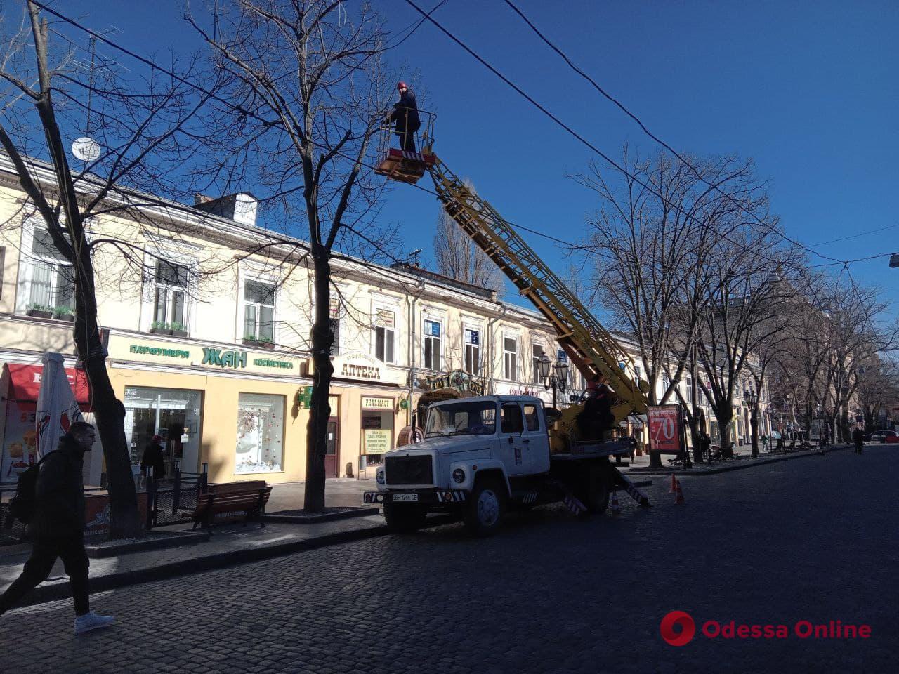 На Дерибасовской убирают новогоднюю иллюминацию