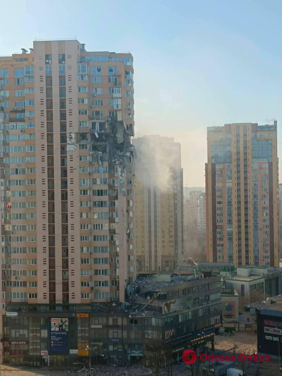В Киеве ракета попала в многоэтажный жилой дом