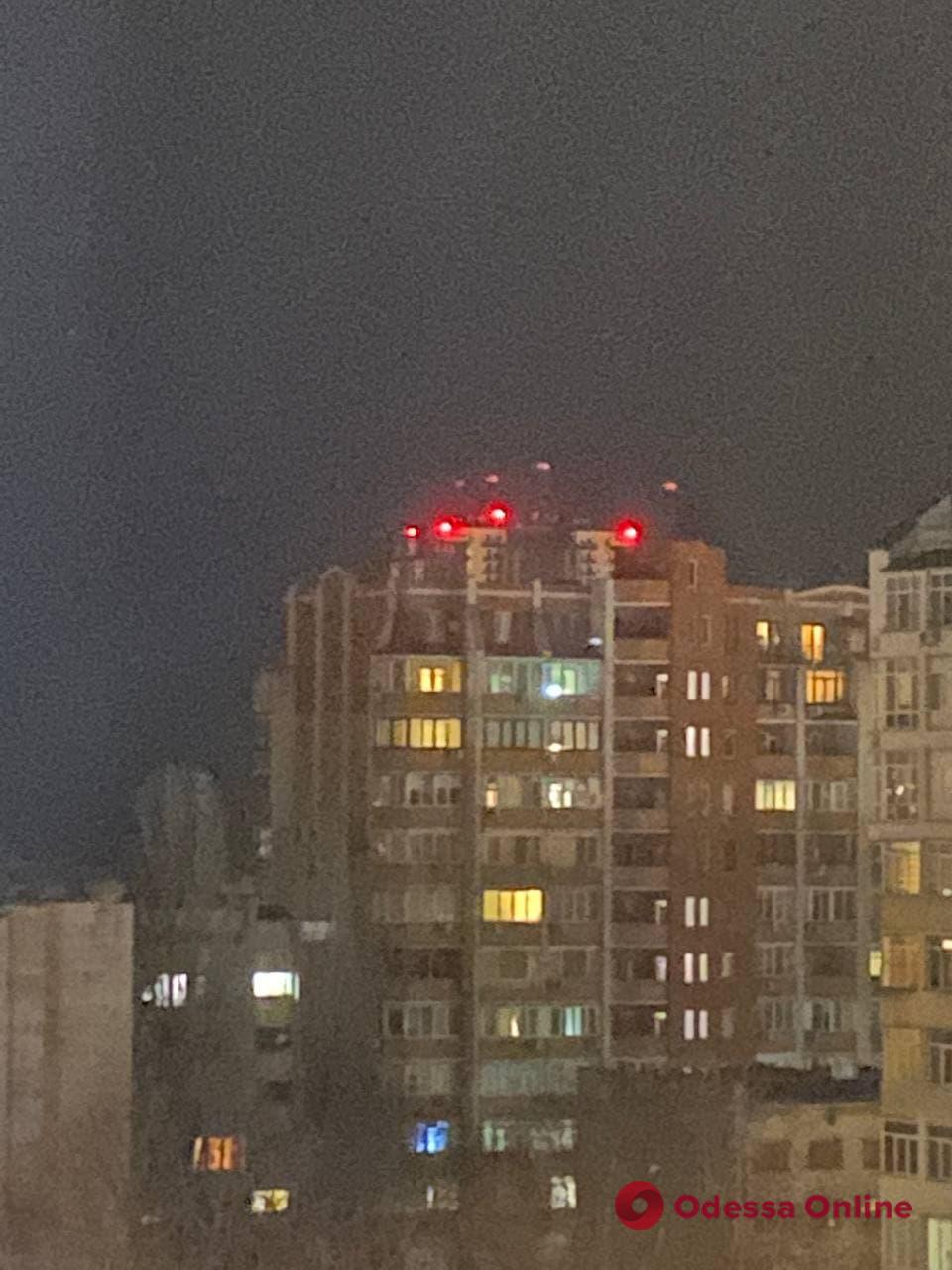 Одесситов просят сделать все возможное, чтобы выключить красные фонари на крышах зданий