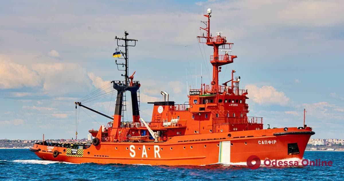 В районе Змеиного российские военные корабли захватили гражданское спасательное судно