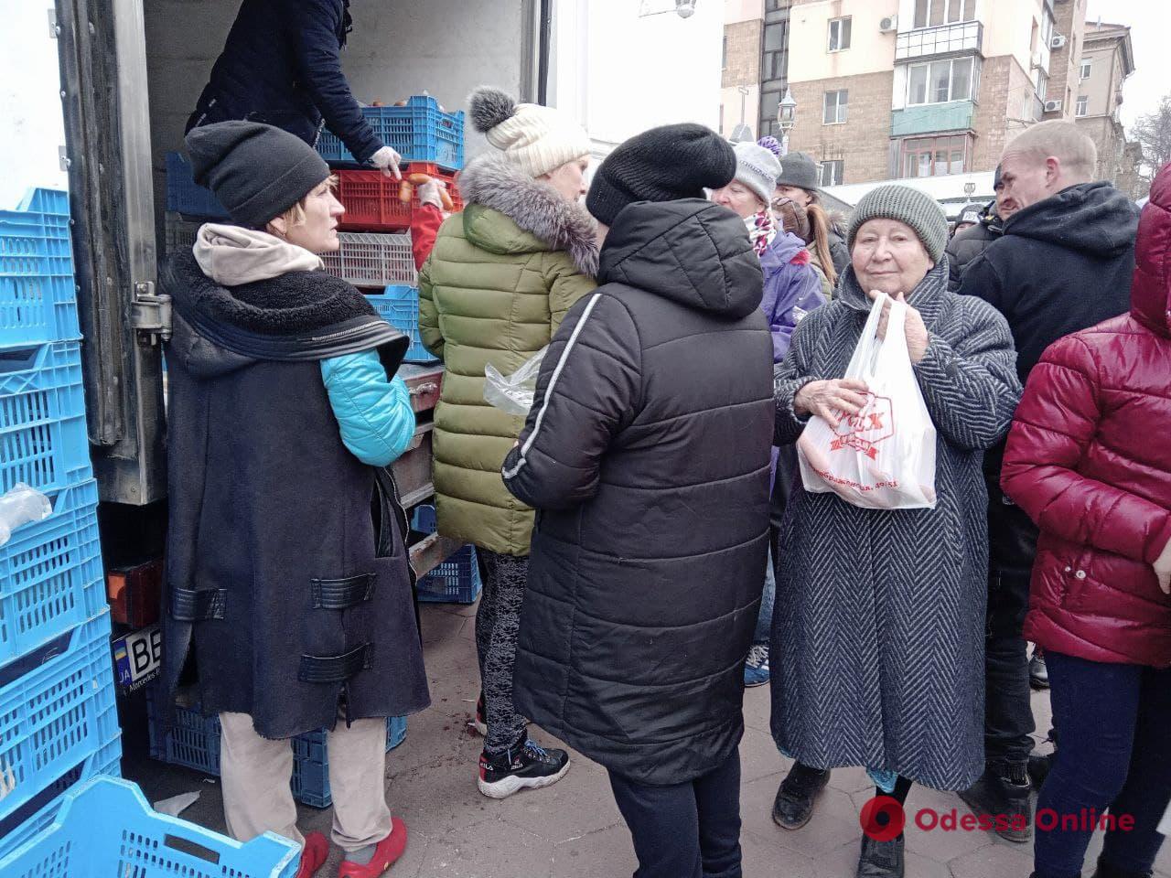 В центре Одессы предприниматели раздают продукты нуждающимся