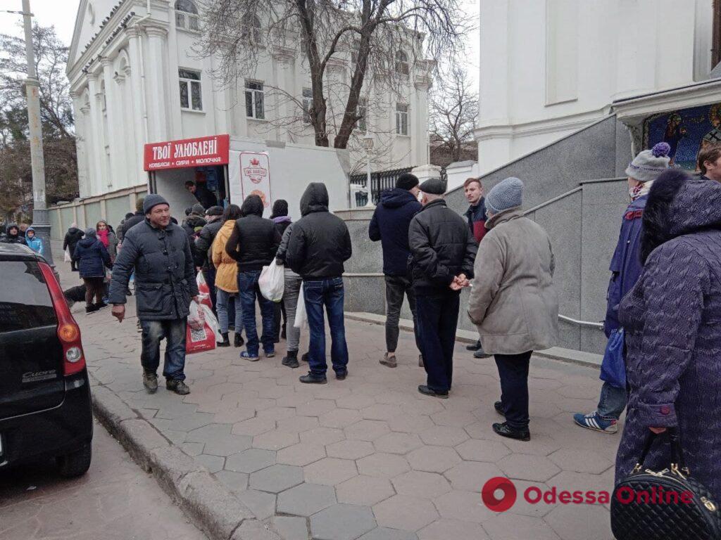 В центре Одессы предприниматели раздают продукты нуждающимся