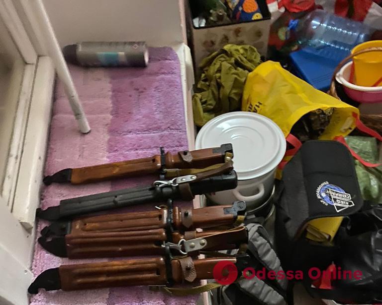 Одесские правоохранители задержали солдата, который продавал патроны и штык-ножи