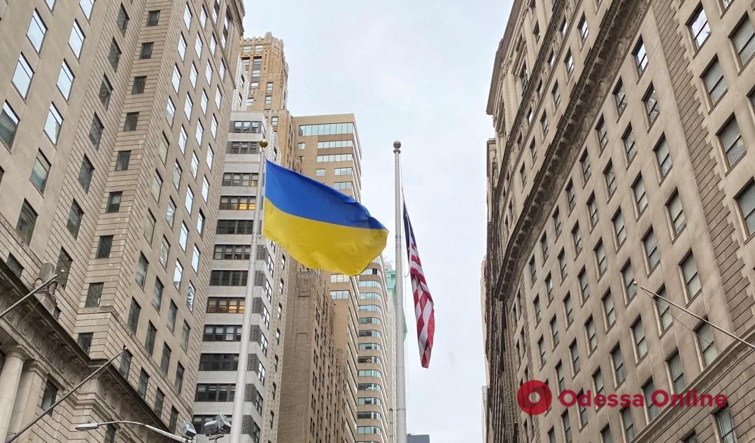 В центре Нью-Йорка подняли сине-желтый флаг – он будет развеваться до победы Украины (фото, видео)