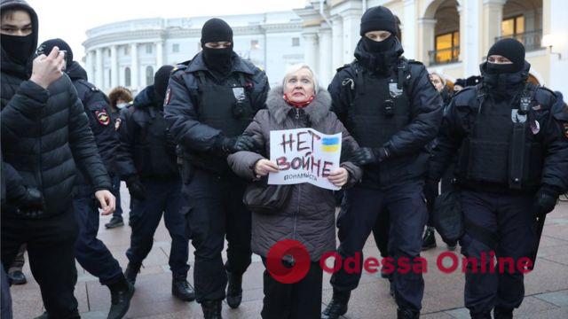 В РФ задержали около пяти тысяч участников акций против войны с Украиной