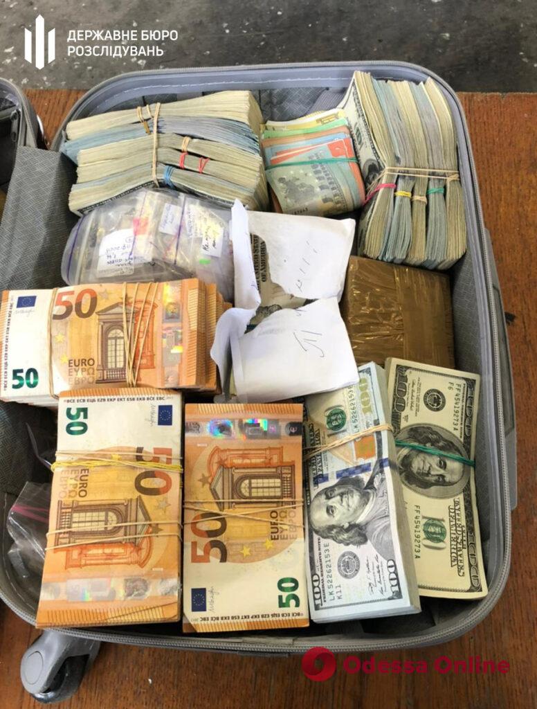 Золото и деньги, изъятые у одного из сотрудников посольства Украины в стране ЕС, перечислили на поддержку ВСУ