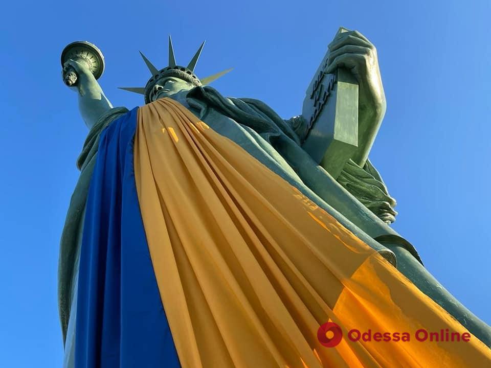 Статую Свободы во Франции украсил украинский флаг
