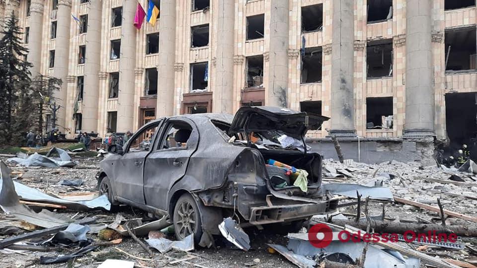 В результате обстрела Харьковской ОГА пострадали шесть человек