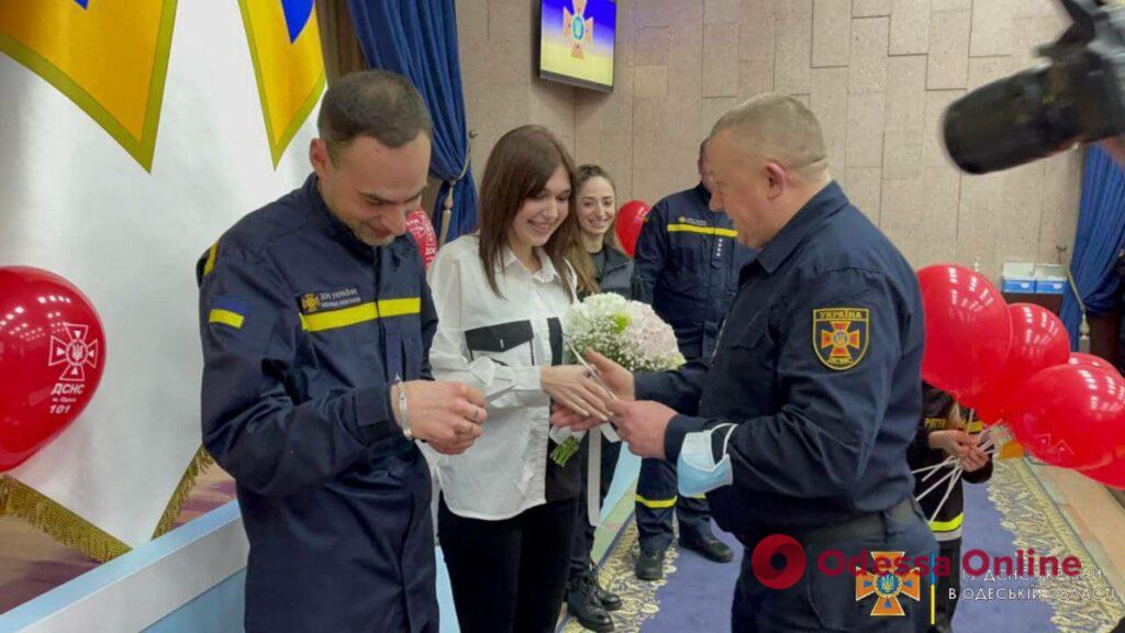 Одесские спасатели устроили свадьбу в пожарной части (видео)