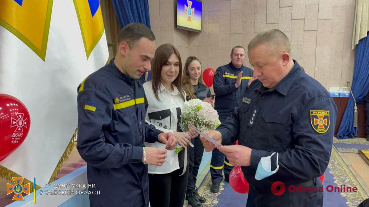Одесские спасатели устроили свадьбу в пожарной части (видео)