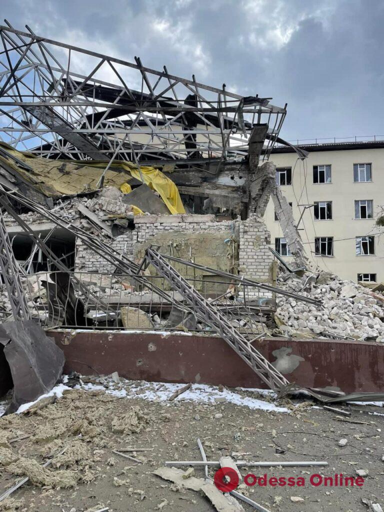 Российские оккупанты полностью уничтожили больницу в городе Изюм (фото)