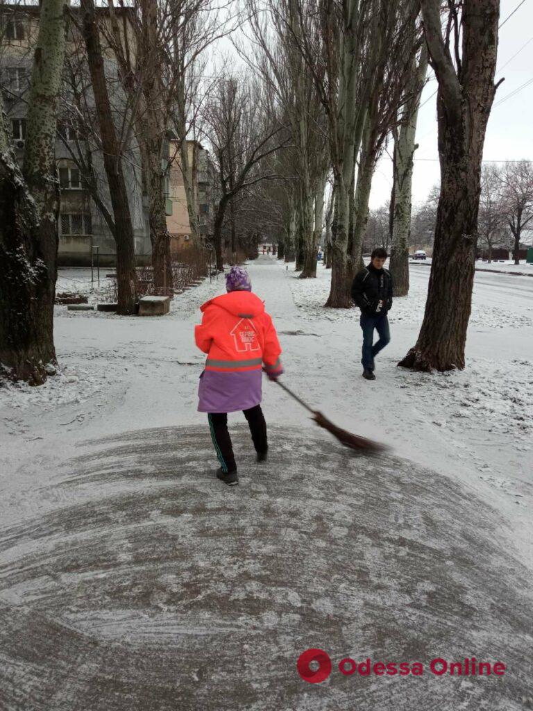 Несмотря ни на что: одесские коммунальщики очищают улицы от снега