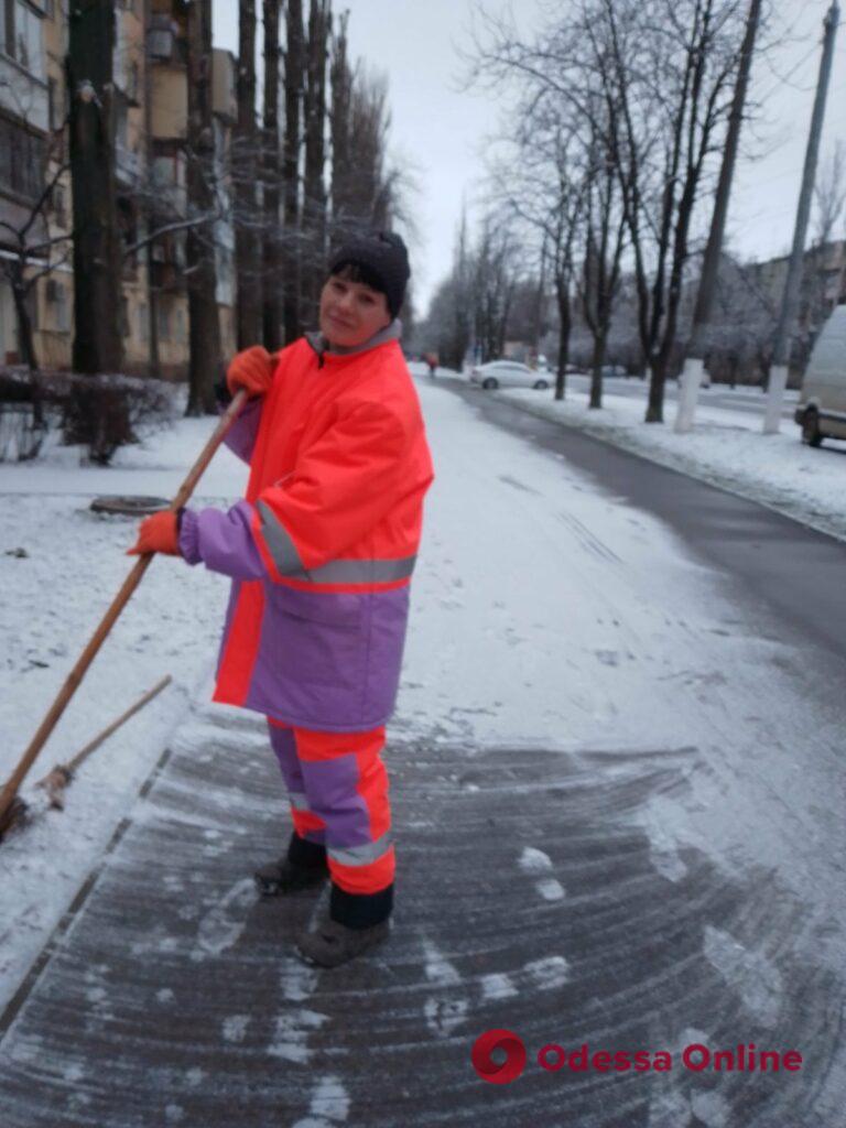 Несмотря ни на что: одесские коммунальщики очищают улицы от снега