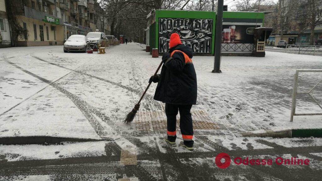 Несмотря ни на что: одесские коммунальщики очищают улицы от снега