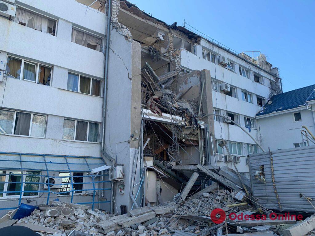 Николаев сегодня: обстрелы, разрушенные здания, храбрые и решительные люди (фоторепортаж)