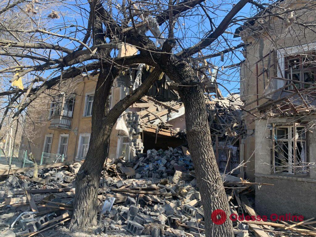 Николаев сегодня: обстрелы, разрушенные здания, храбрые и решительные люди (фоторепортаж)