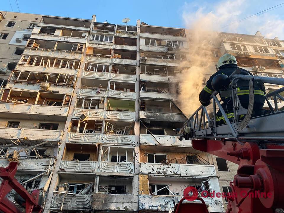 В Киеве снаряд попал в десятиэтажку — вспыхнул пожар