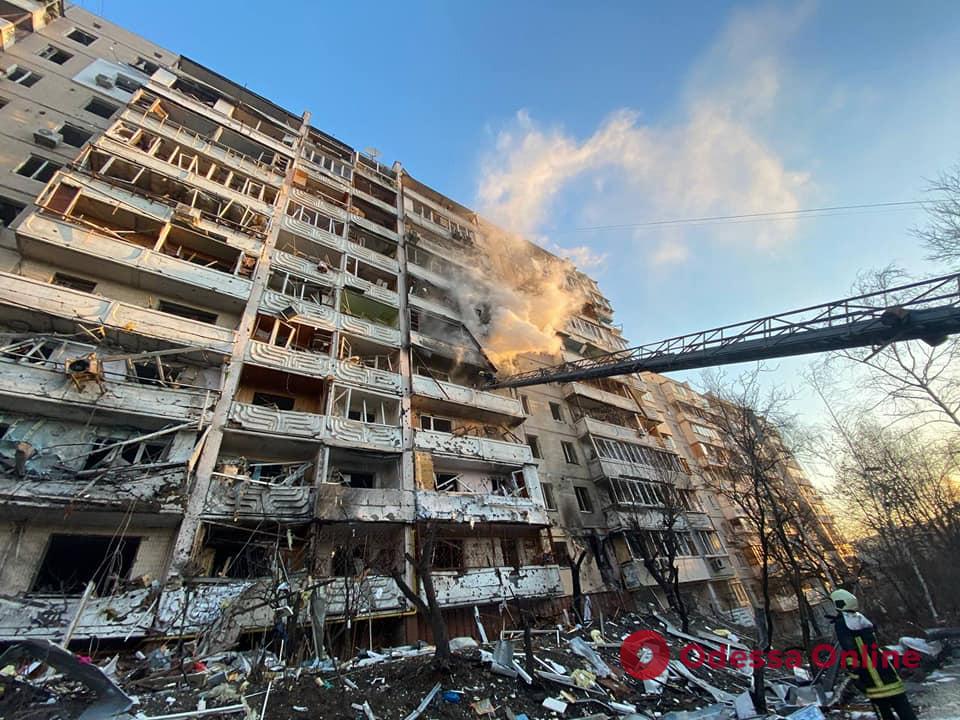 В Киеве снаряд попал в десятиэтажку — вспыхнул пожар