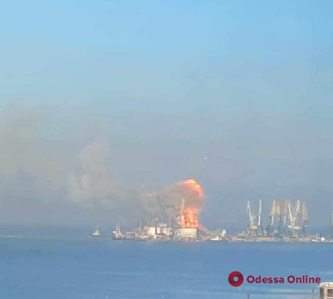 В Бердянске уничтожен большой десантный корабль оккупантов (видео)