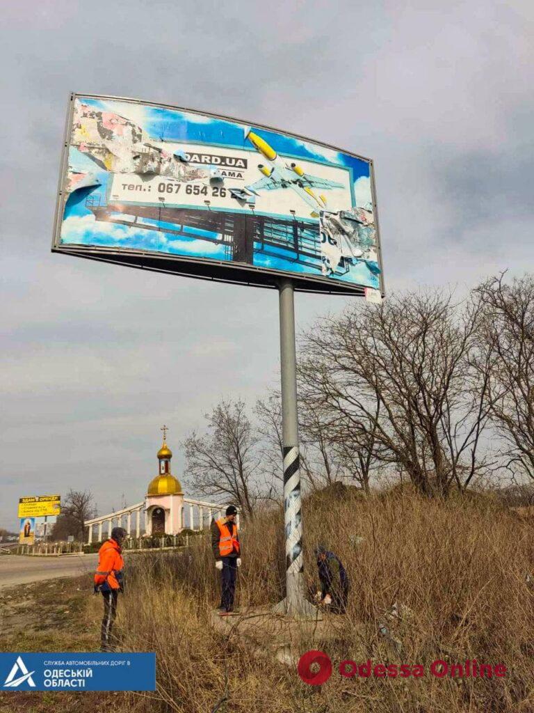 В Одесской области начали демонтировать размещенные вдоль дорог рекламные конструкции