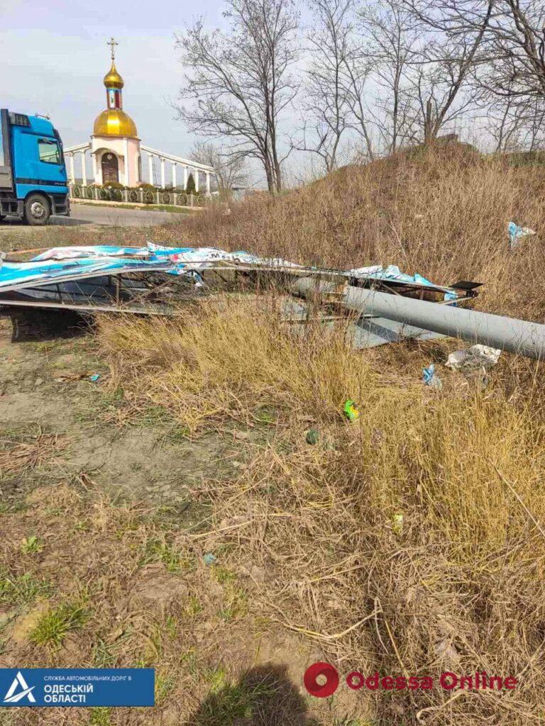 В Одесской области начали демонтировать размещенные вдоль дорог рекламные конструкции