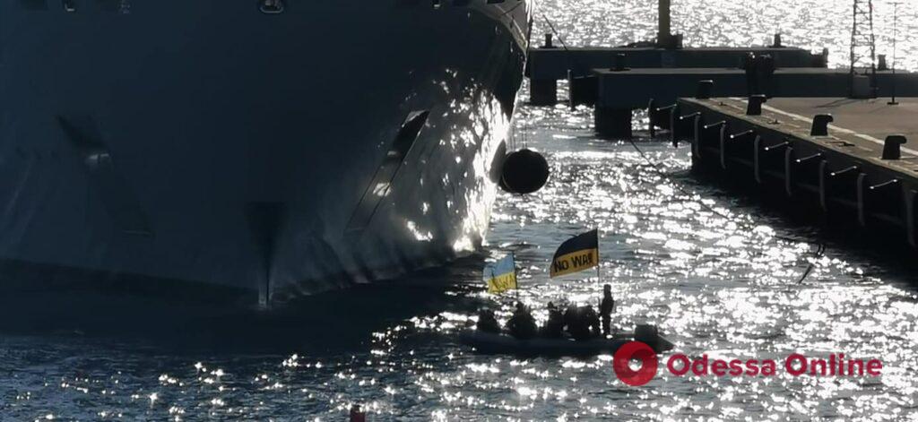 Юные одесские яхтсмены блокировали в Турции мега-яхту Абрамовича (фото, видео)