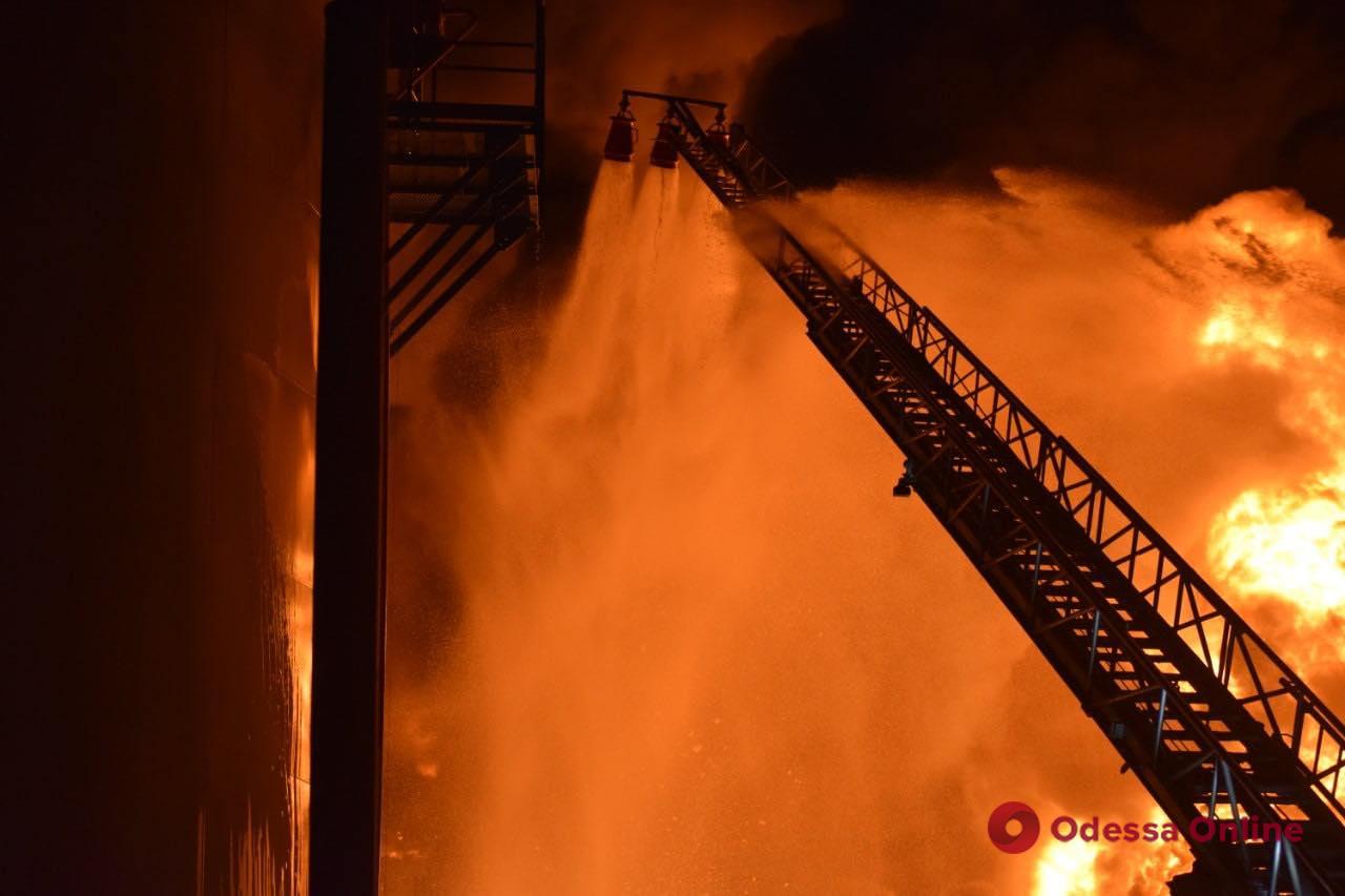 Удар по нефтебазе в Ровенской области: спасатели уже почти сутки борются с огнем