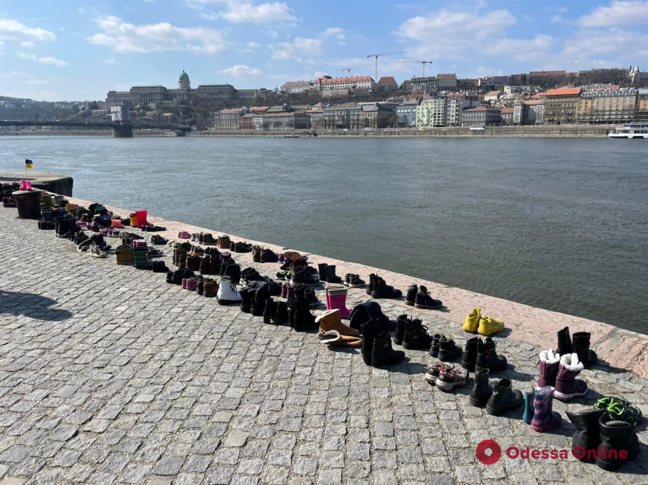 В Будапеште почтили память убитых в Драмтеатре Мариуполя, выложив 300 пар обуви на берегу Дуная