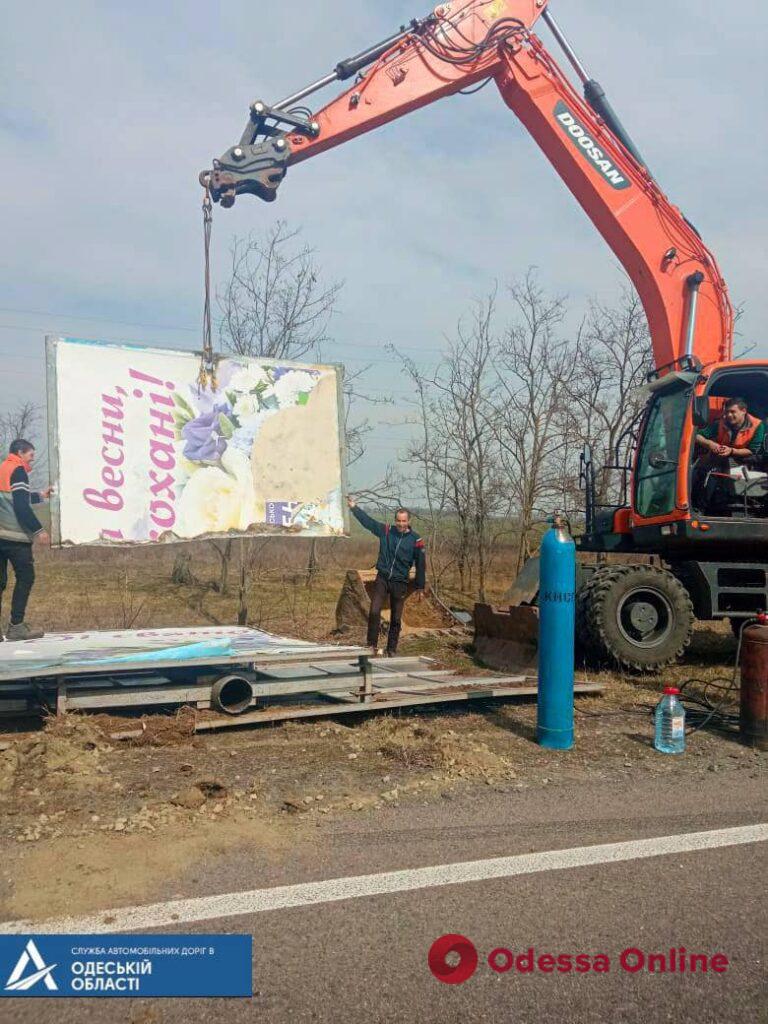 В Одесской области начали демонтировать размещенные вдоль дорог рекламные конструкции