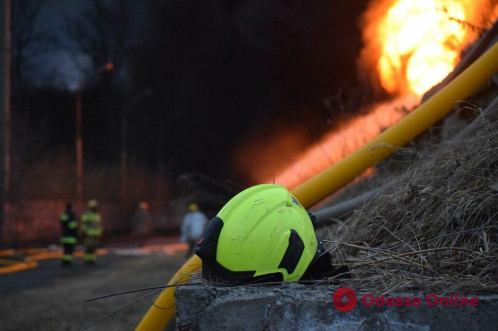 Удар по нефтебазе в Ровенской области: спасатели уже почти сутки борются с огнем
