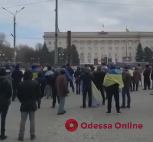 Жители Херсона продолжают прогонять российских оккупантов (видео)