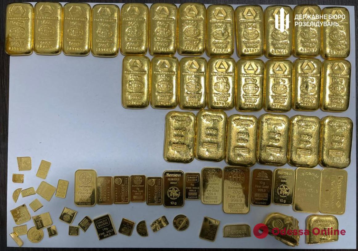 Золото и деньги, изъятые у одного из сотрудников посольства Украины в стране ЕС, перечислили на поддержку ВСУ