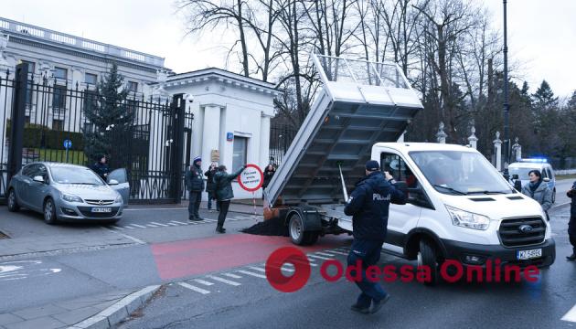 В Варшаве перед посольством РФ высыпали машину угля