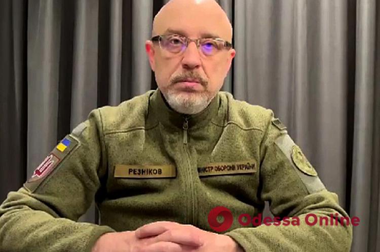 Никто не будет забирать неподготовленных людей в армию и отправлять на фронт, — министр обороны Украины