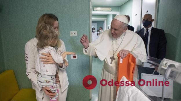 Папа Римский навестил в больнице украинских детей-беженцев