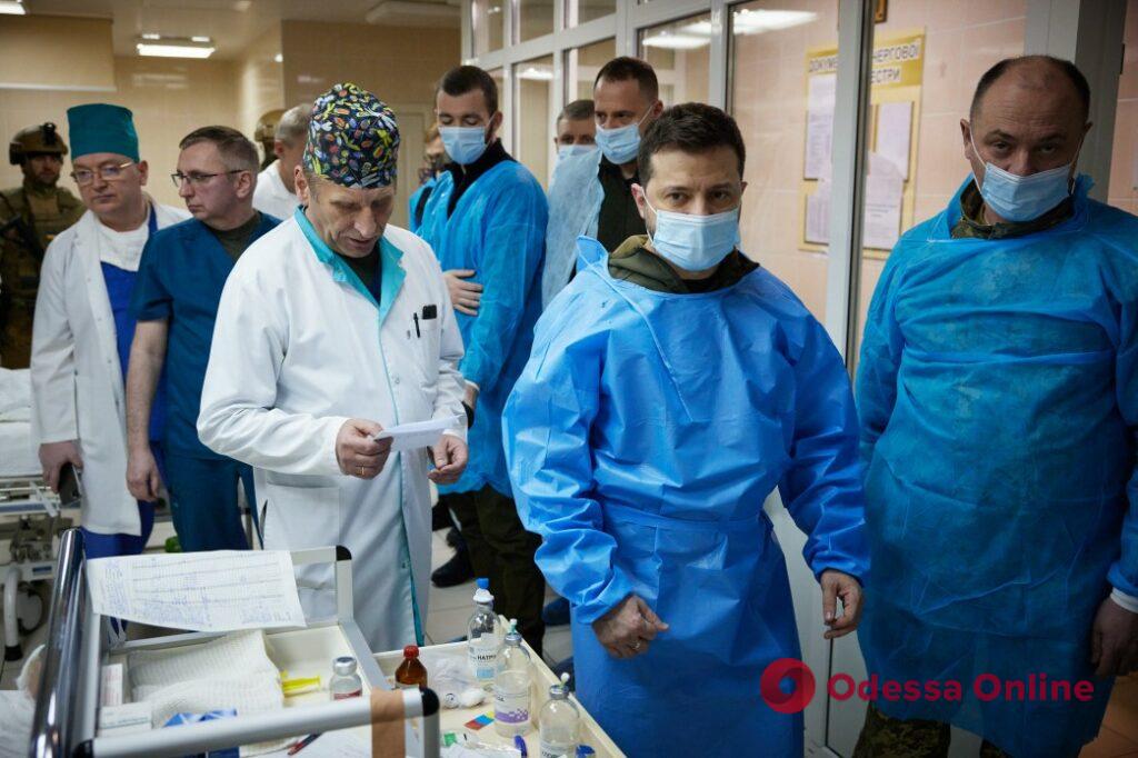 Зеленский наградил в больнице раненых защитников Украины