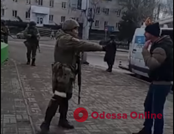 В Мелитополе местные жители вытесняли российских оккупантов (видео)