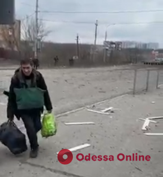 Под пулями и минометным обстрелом: из Ирпеня эвакуируют мирных жителей (видео)