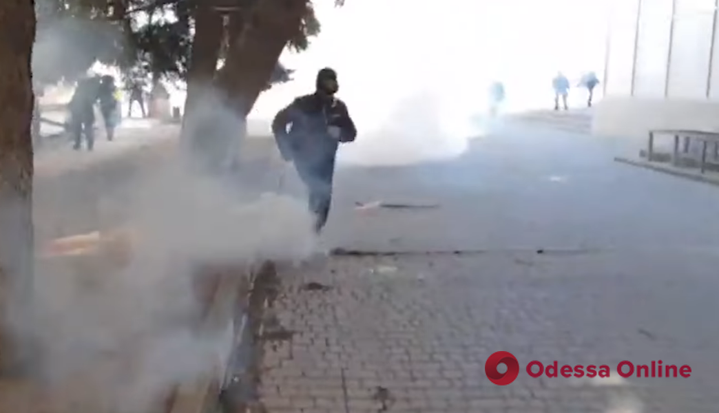 В Херсоне российские оккупанты применили слезоточивый газ против мирных митингующих (видео)