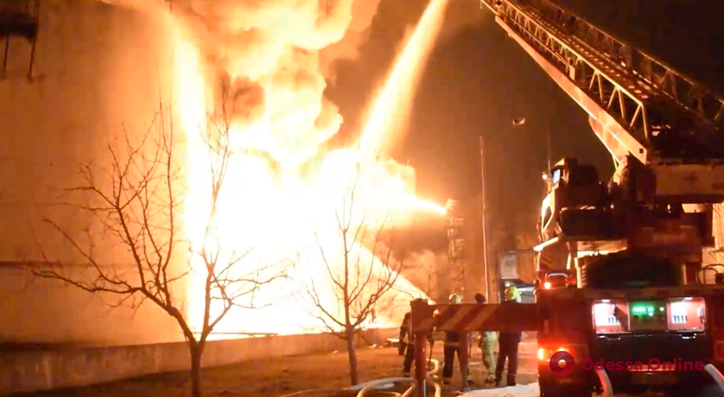 Горела полтора дня: спасатели потушили пожар на нефтебазе в Ровенской области