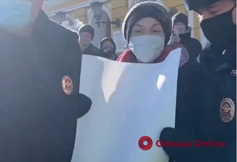 Полная паранойя: на России девушку задержали за белый лист бумаги (видео)